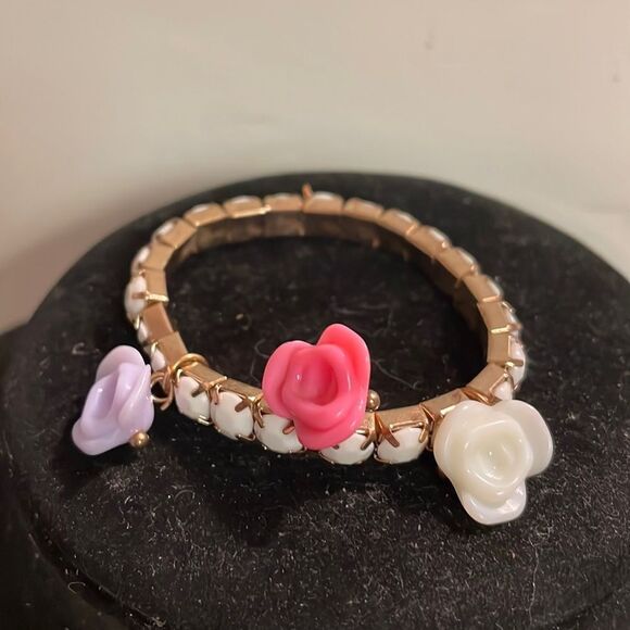 3” gold tone stretch bracelet w/faceted white links & 3 resin flower charms - Picture 1 of 10